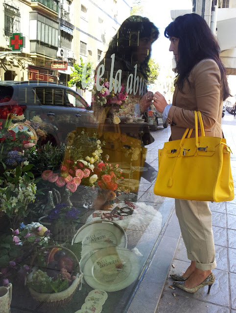 look-con-bolso-amarillo