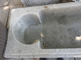 Внутри каменного саркофага вырезано специальное место фиксации головы, ступенчатой возвышенностью, подушкой, удобство