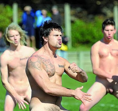 Siete hombres están jugando completamente desnudos al rugby con otras