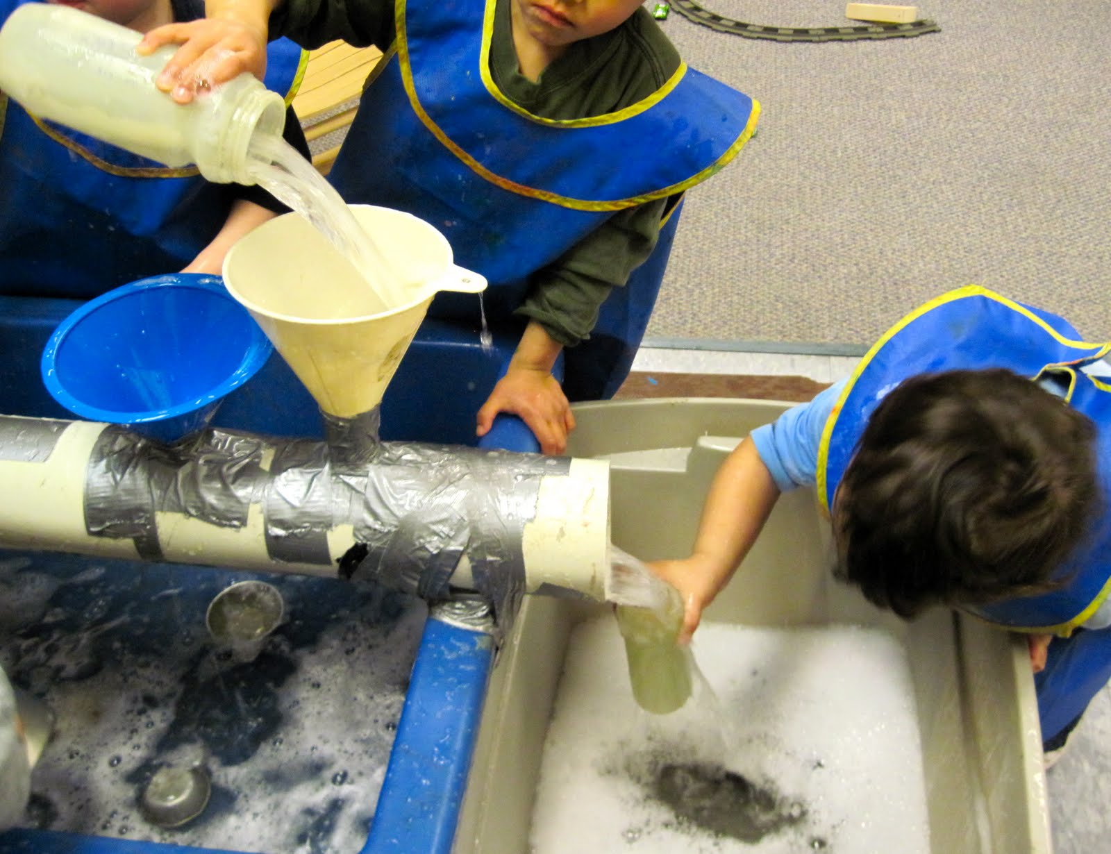 SAND AND WATER TABLES LARGE PLASTIC TUBE WITH FUNNELS