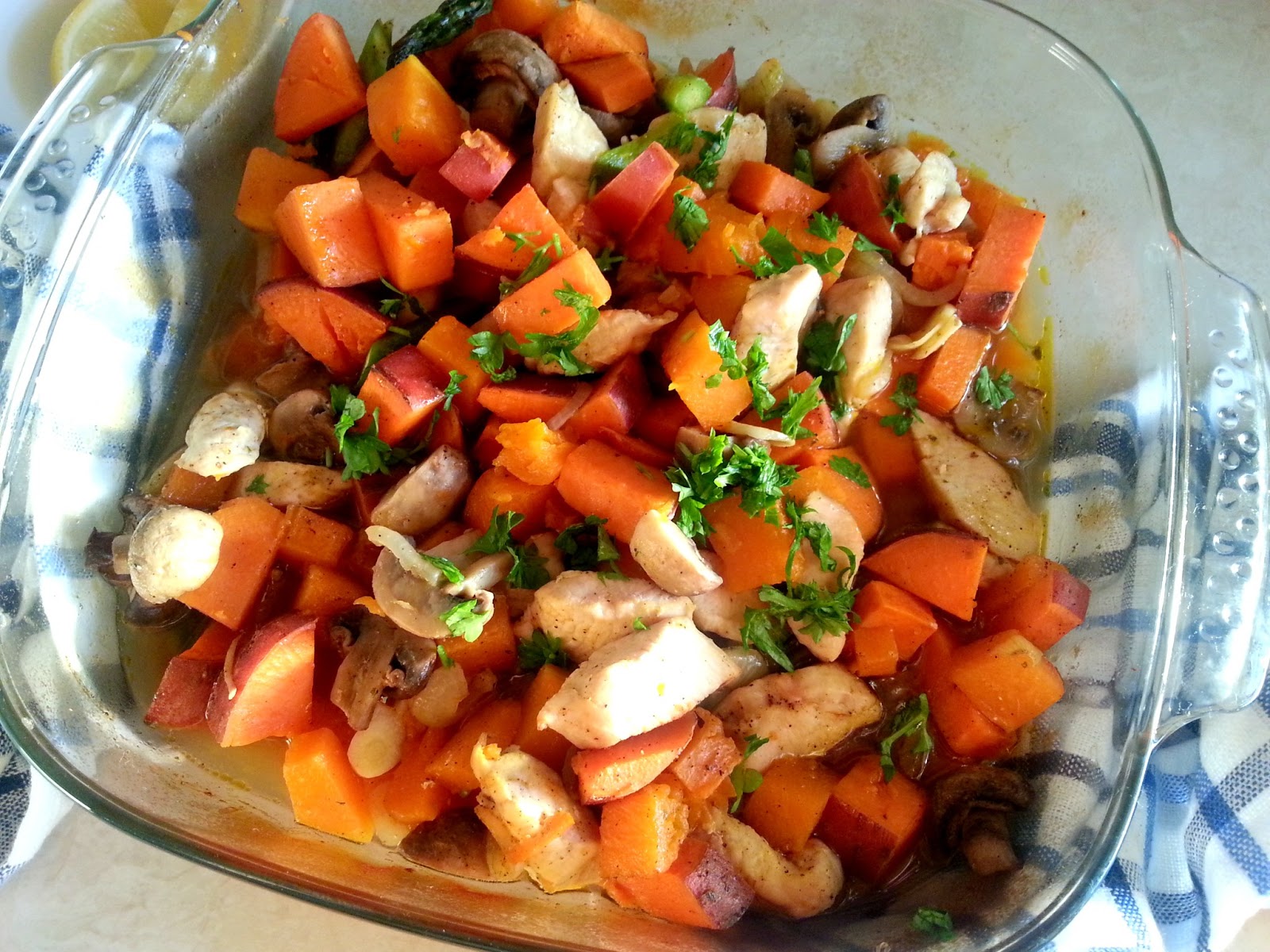 Potrawka z kurczaka z batatami, dynią, pieczarkami oraz szparagami