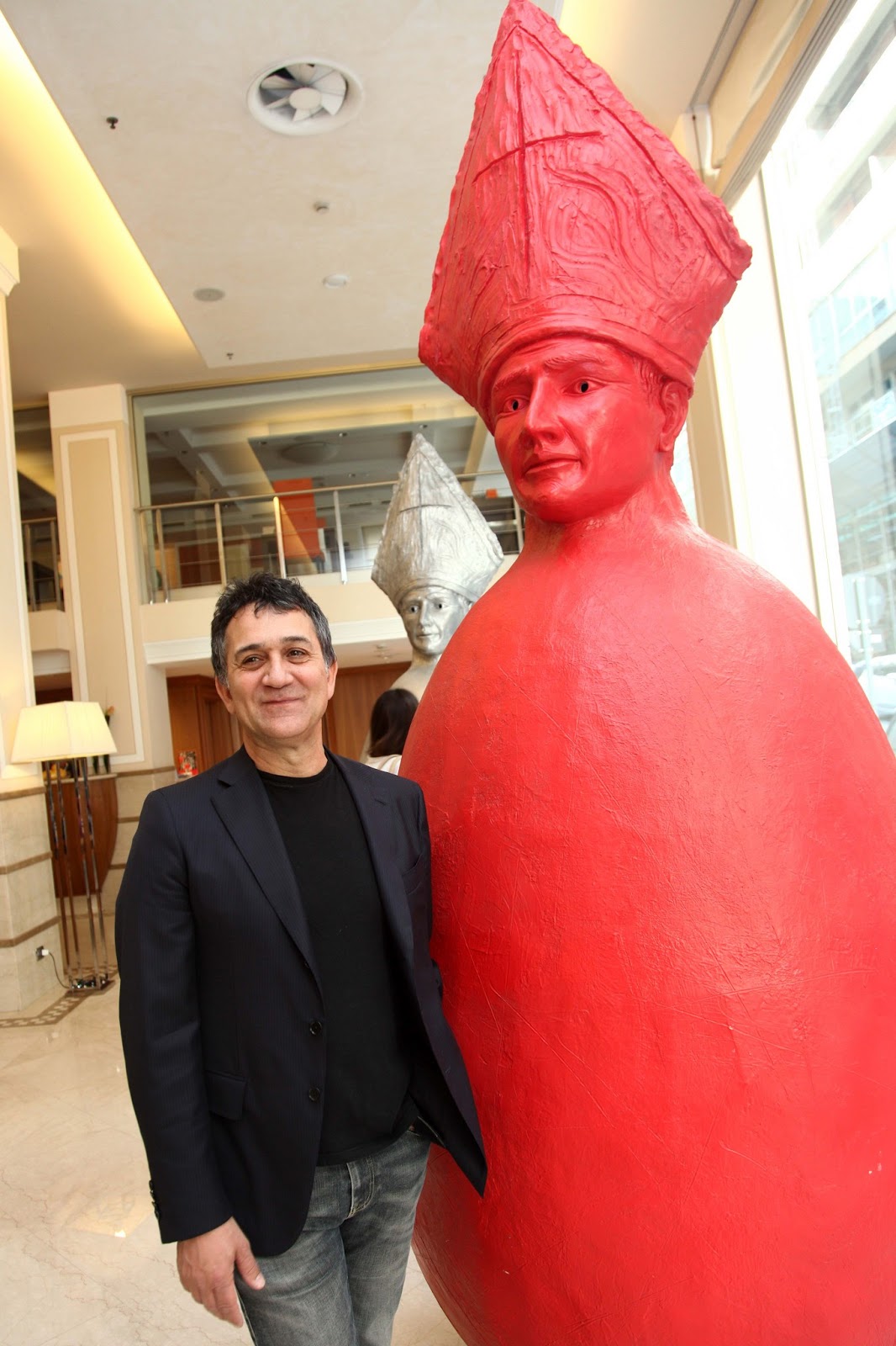 Lello Esposito nella hall del Renaissance Naples