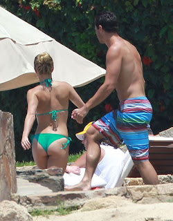 Hayden Panettiere showing off her great body curves in Green Bikini 
