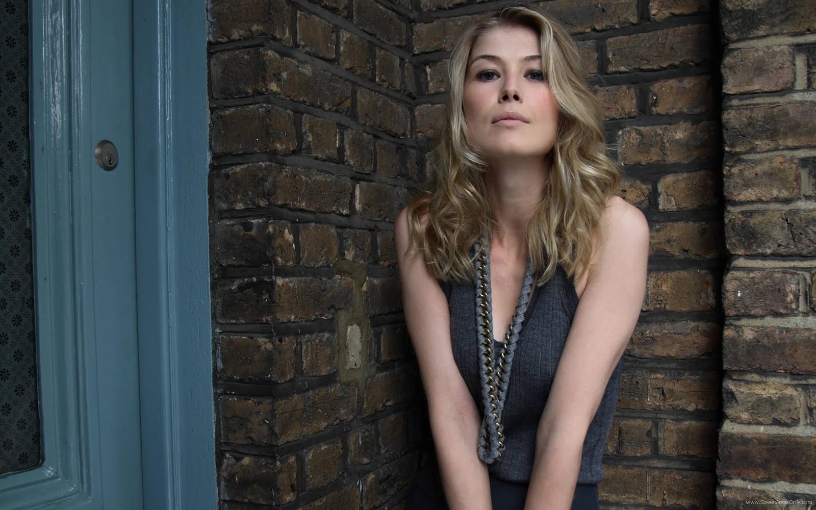 Rosamund Pike Hot Wallpapers. 