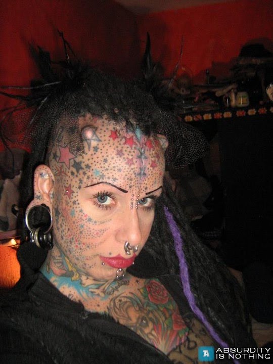 La sua passione per i tatuaggi e la body modification nasce molti anni fa 