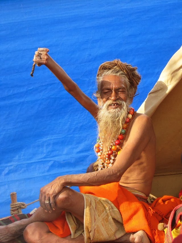 Indian Holy Man Has Kept His Right Arm Raised For 38 Years