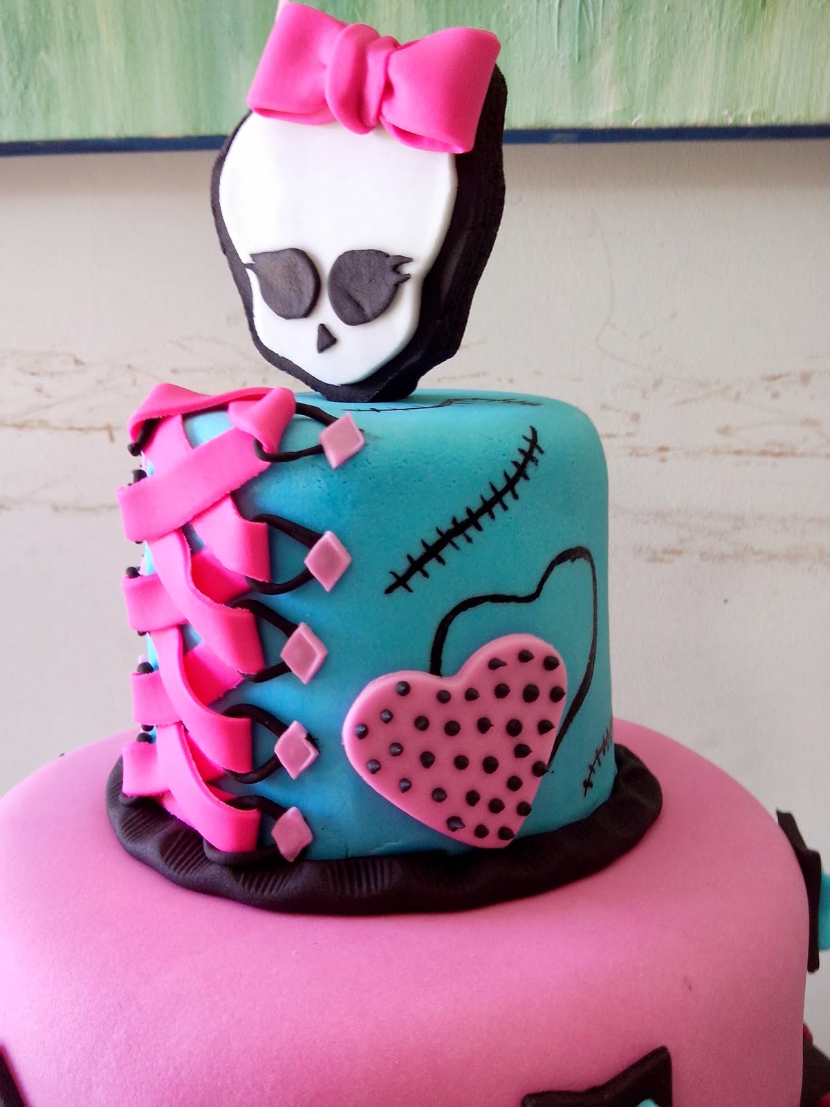 Revelles Cakes Bolo Monster High vela em pasta americana!!)