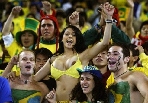 كأس العالم البرازيل 2014: الفتيات ساخن مثير مشجعي كرة القدم، مؤيد امرأة جميلة في العالم. الفتيات الهواة جميلة وصور وصور
