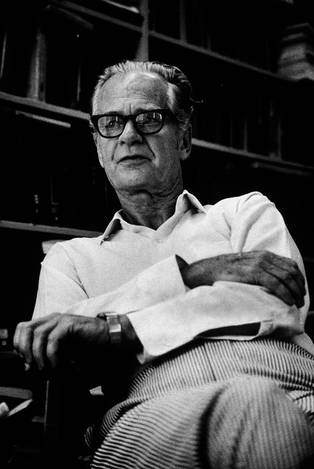 b f skinner B f skinner 1904-1990 burrhus frederic skinner was born in a small pennsylvania town his father was an attorney and his mother a housewife his family life was described as old-fashioned and hard working. b f skinner B f skinner 1904-1990 burrhus frederic skinner was born in a small pennsylvania town his father was an attorney and his mother a housewife his family life was described as old-fashioned and hard working.