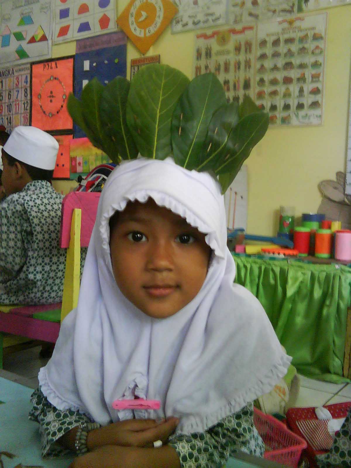 Wahyuti Journal: BERMAIN DENGAN DAUN-DAUN