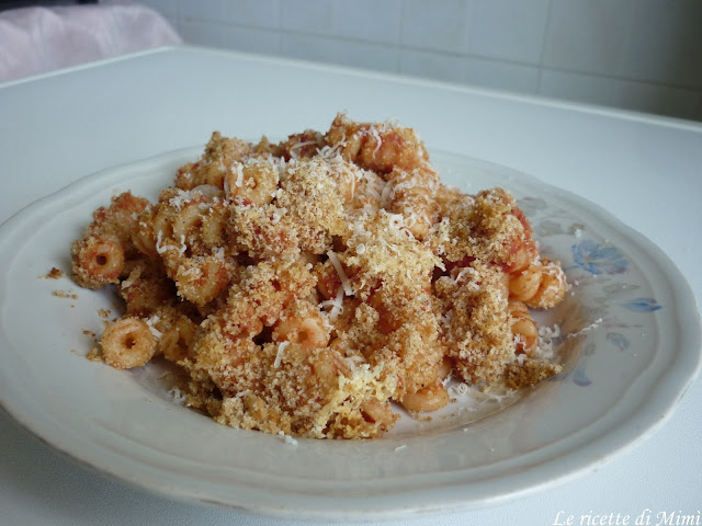 pasta al forno con pomodoro e pangrattato