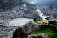 5 Tempat Wisata di Bandung Selain kemudahan aksesnya, Bandung juga memiliki banyak tempat wisata menarik sehingga ramai dikunjungi wisatawan yang berdomisili di sekitar Bandung. Apa saja tempat wisata di Bandung yang wajib dikunjungi? Berikut adalah tempat wisata di Bandung yang wajib dikunjungi: 1. Kawah Putih Ciwidey Terletak di Ciwidey, sekitar 50 KM di selatan Bandung, Kawah Putih Ciwidey adalah salah satu tempat wisata di Bandung yang paling populer, terutama di kalangan pecinta wisata alam. Kawah Putih Ciwidey, sesuai dengan namanya adalah sebuah kawah vulkanik dengan tanah yang bewarna putih. Warna putih ini karena terdapat kandungan belerang pada tanahnya. Keunikan utama dari kawah putih adalah airnya yang selalu berubah warna. 2. Gunung Tangkuban Perahu Berada sekitar 20 KM di utara kota Bandung, Gunung Tangkuban Perahu adalah gunung berapi yang terletak di Lembang. Keunikan dari Gunung Tangkuban Perahu adalah bentuknya yang menyerupai sebuah perahu terbalik, sesuai dengan legenda yang mengatakan bahwa Gunung Tangkuban Perahu berasal dari perahu yang ditendang hingga terbalik oleh Sangkuriang. Gunung Tangkuban Perahu adalah sebuah tempat wisata alam yang sudah menjadi salah satu tempat wisata di Bandung yang paling terkenal. 3. Kampung Gajah Kampung Gajah yang terletak di Bandung utara merupakan sebuah kawasan wisata terpadu. Apapun jenis wisata yang anda inginkan, dapat anda temukan di Kampung Gajah. Mulai dari wisata belanja, wisata kuliner, hingga berbagai jenis permainan air dan darat dapat anda temukan di Kampung Gajah sehingga kawasan wisata ini sangat cocok untuk keluarga.