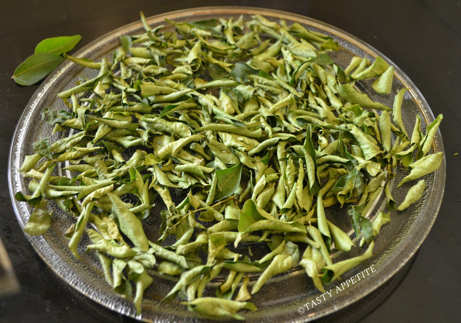 How to make Karuveppilai Podi / Spicy Curry Leaves Powder / How to dry