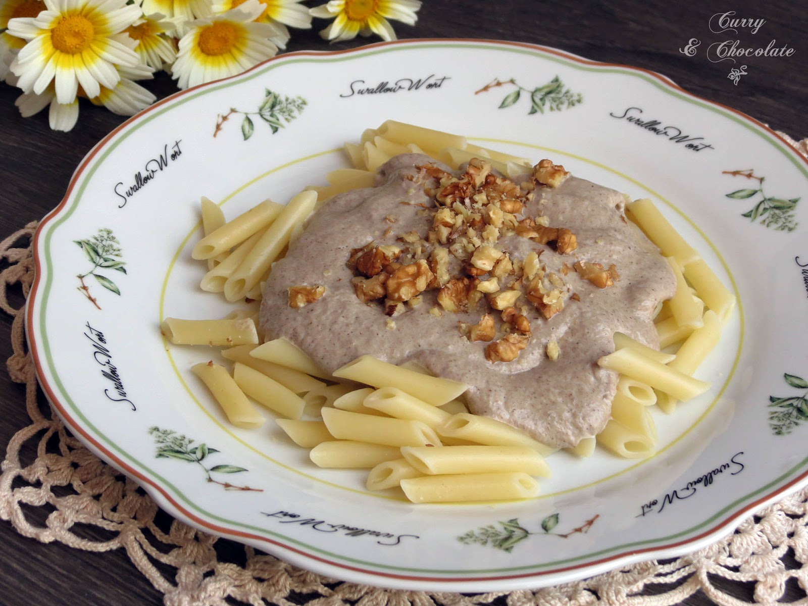 Pasta con crema de champiñones y nueces - Pasta with mushroom cream sauce and walnuts Pasta con crema de champiñones y nueces - Pasta with mushroom cream sauce and walnuts