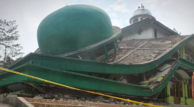 VIDEO KRONOLOGIS MASJID AT-TAQWA AMBRUK BANYUMAS 2014 Detik Detik Masjid Ambruk Akibat Gempa Kebumen