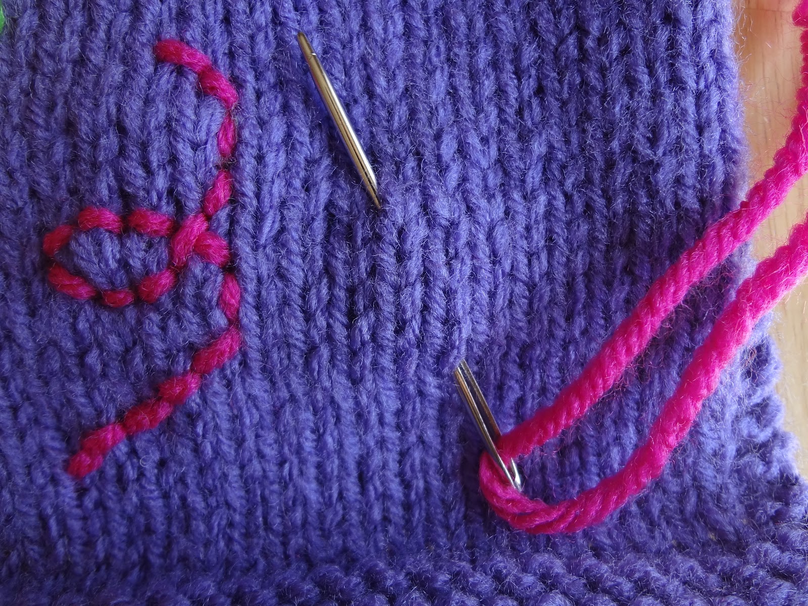 Fiber Flux Free Knitting Pattern... Embroidered Daisy Pillow!