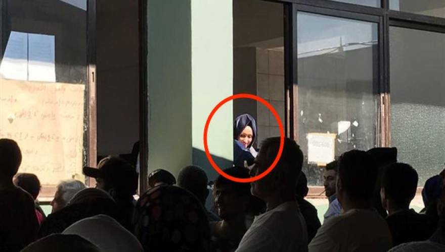 Η κόρη του Τούρκου πρωθυπουργού στους (πρόσφυγες) στο Σχιστό! Η κόρη του Τούρκου πρωθυπουργού στους (πρόσφυγες) στο Σχιστό!