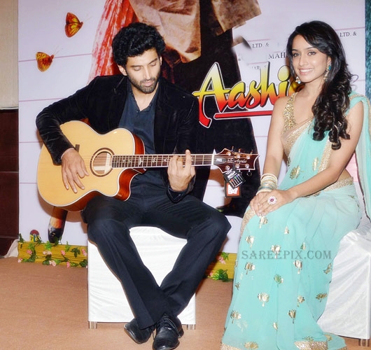 Shraddha-kapoor-saree-Aashiqui-2-music-launch Shraddha-kapoor-saree-with-Adithya-Roy-kapoor-Aashiqui-2-music-launch
