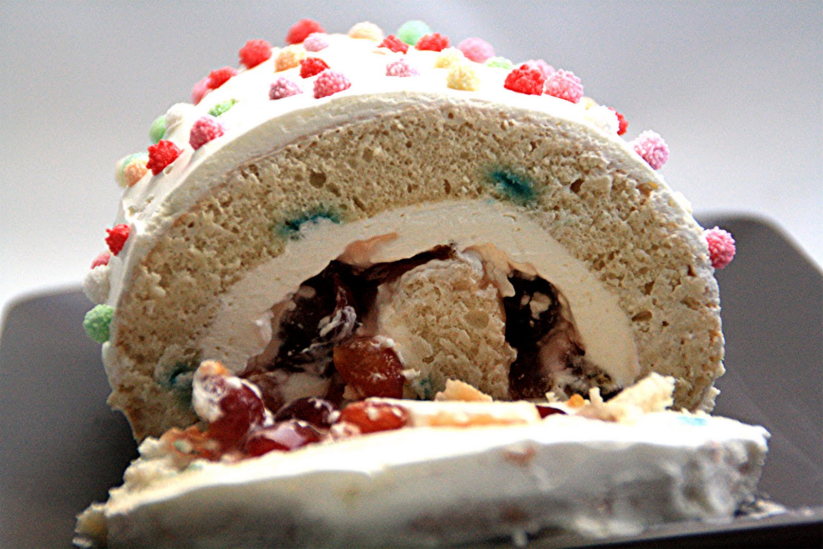 Desirvientadas Cherry Angel Food Cake Roll