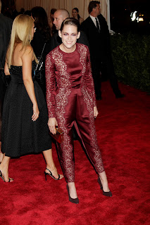 Kristen Stewart smiles for cameras at 2013 Met Gala red carpet