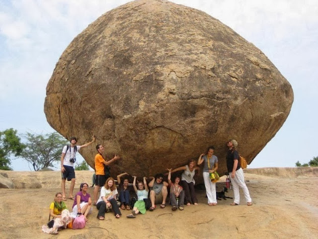 bola de mantequilla Mahabalipuram roca enorme en equilibrio