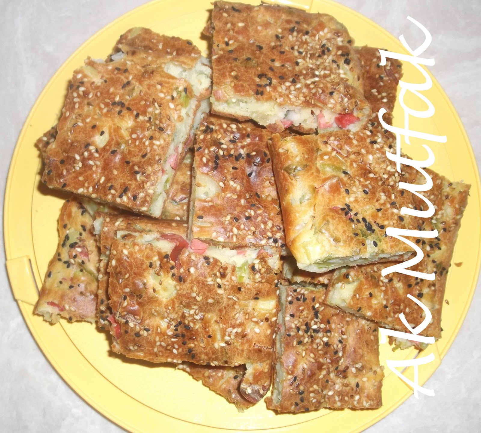 Ülkemizden ve Uzak Doğudan Nefis Yemek Tarifleri Patatesli Tuzlu Kek