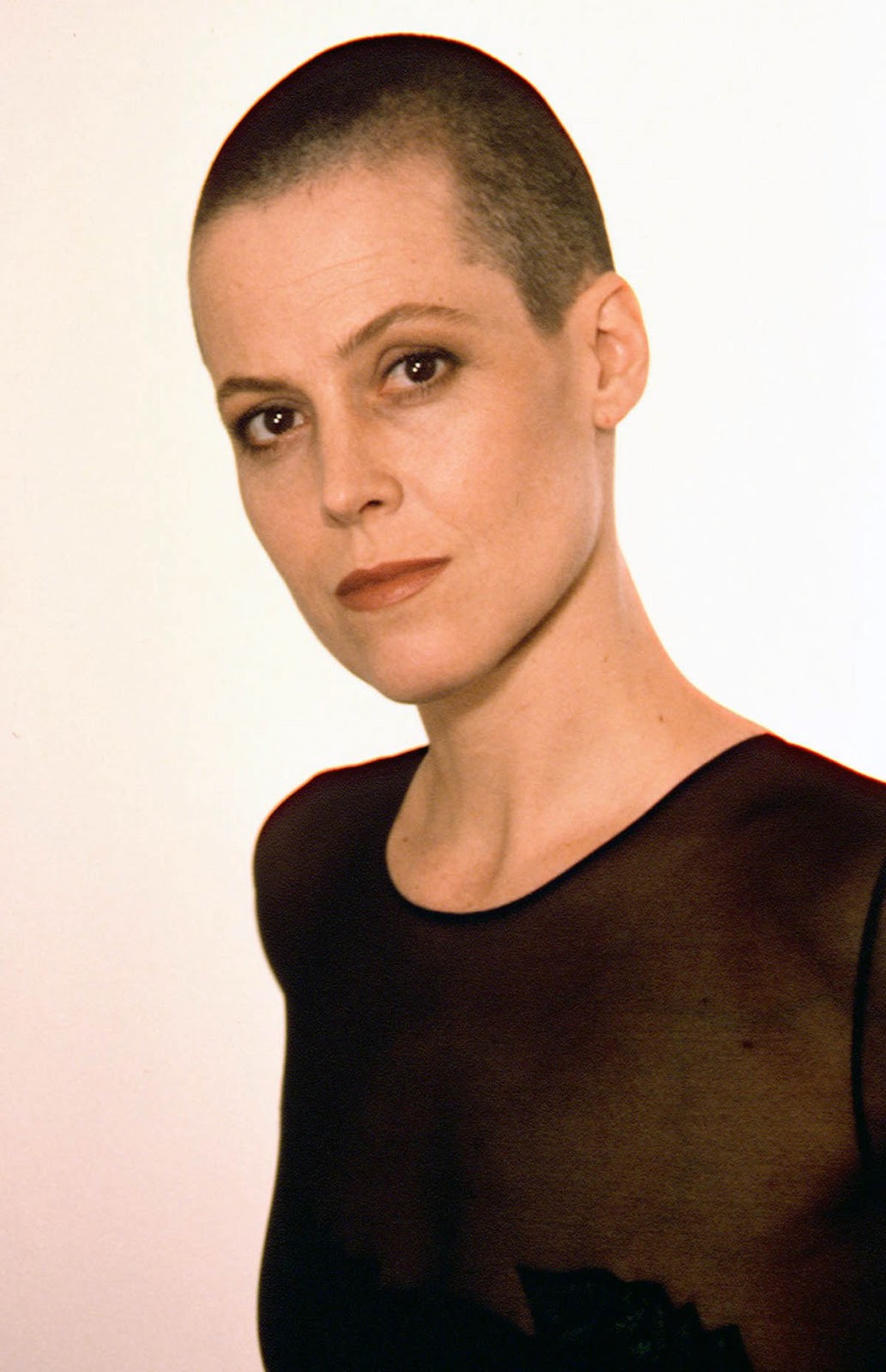 http://2.bp.blogspot.com/-jlM5YIaq3zc/UXbPs-JWvYI/AAAAAAAA8cc/yftyWbUyiLs/s1600/sigourney-weaver-shaved-head.jpg