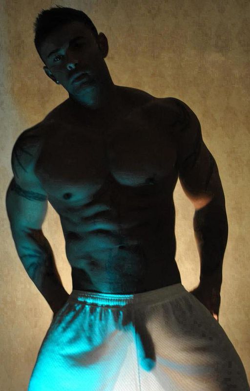 Idris Elba flashes cock through shorts