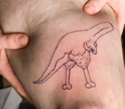 tatuaje de un dinosaurio con patas de pollo frito y sincabeza