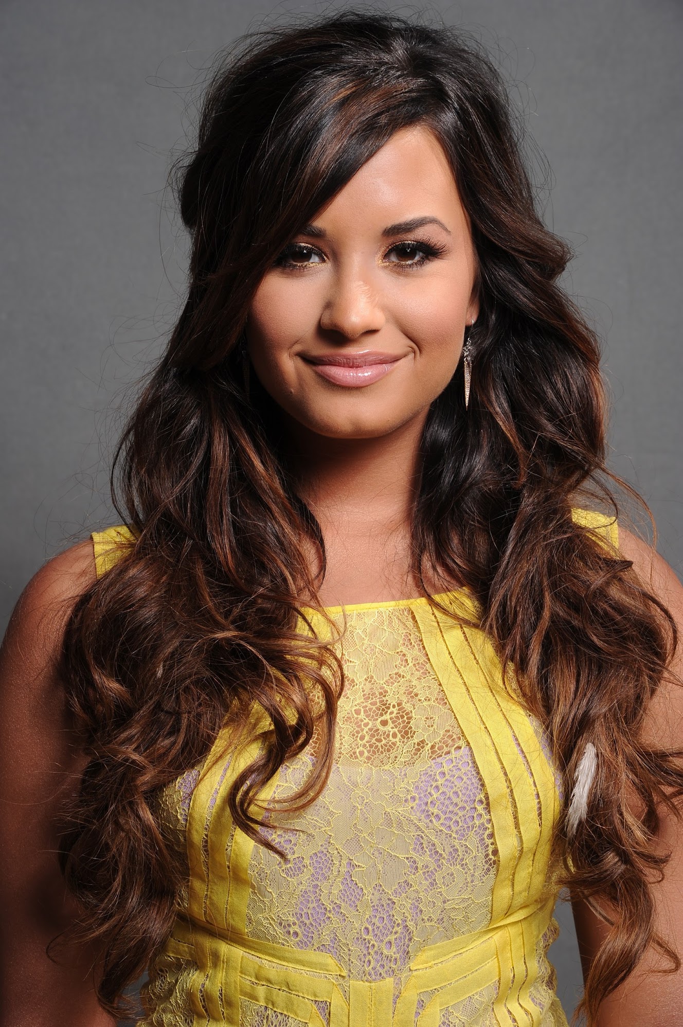 http://2.bp.blogspot.com/-jwIPNlKyufY/UFyjSBjmNBI/AAAAAAAABcA/X3m8RzeVqWU/s1996/women_demi_lovato_desktop_1996x3000_hd-wallpaper-1570736.jpg