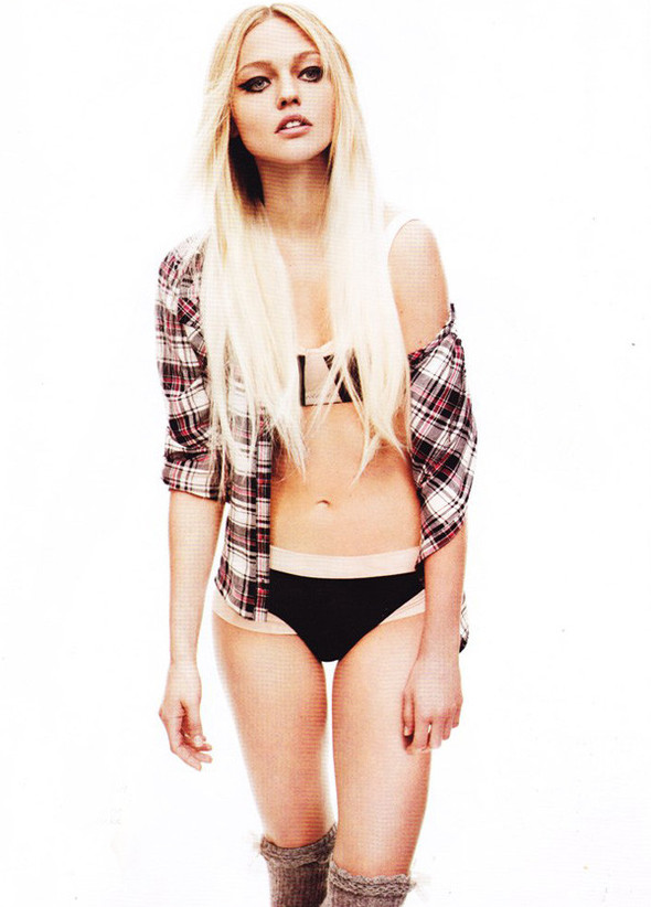 Саша Пивоварова опять разделась и ее сиськи украсили множество фотографий