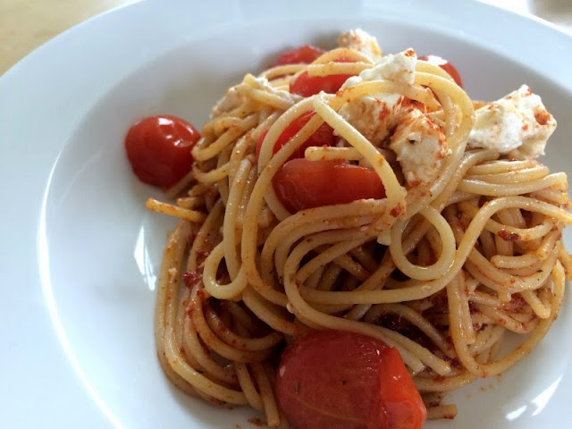 Spaghetti mit Cocktailtomaten und Schafskäse mit Maggi Fix & Frisch für Penne Bella Italia Spaghetti mit Cocktailtomaten und Schafskäse mit Maggi Fix & Frisch für Penne Bella Italia