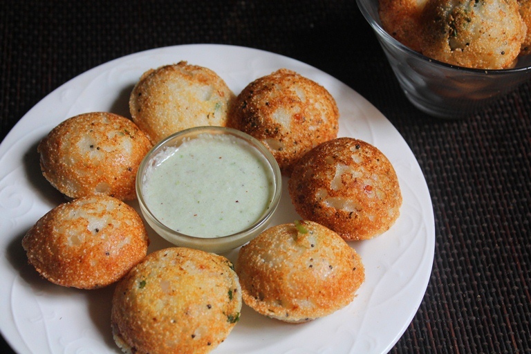 Rava Kara Kuzhi Paniyaram Recipe / Sooji Paniyaram Recipe Yummy Tummy