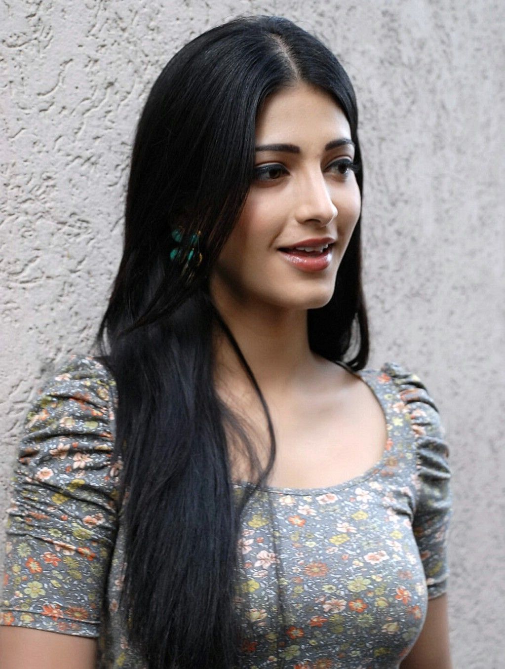 High Quality Bollywood Celebrity Pictures: Shruthi Haasan Hot Boobs