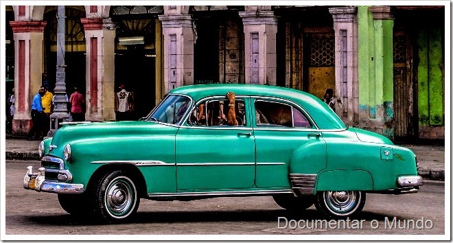 Automóveis típicos cubanos; automóveis antigos americanos; Havana