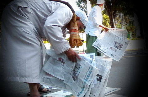 Masuk Islam Gara gara Koran Bekas