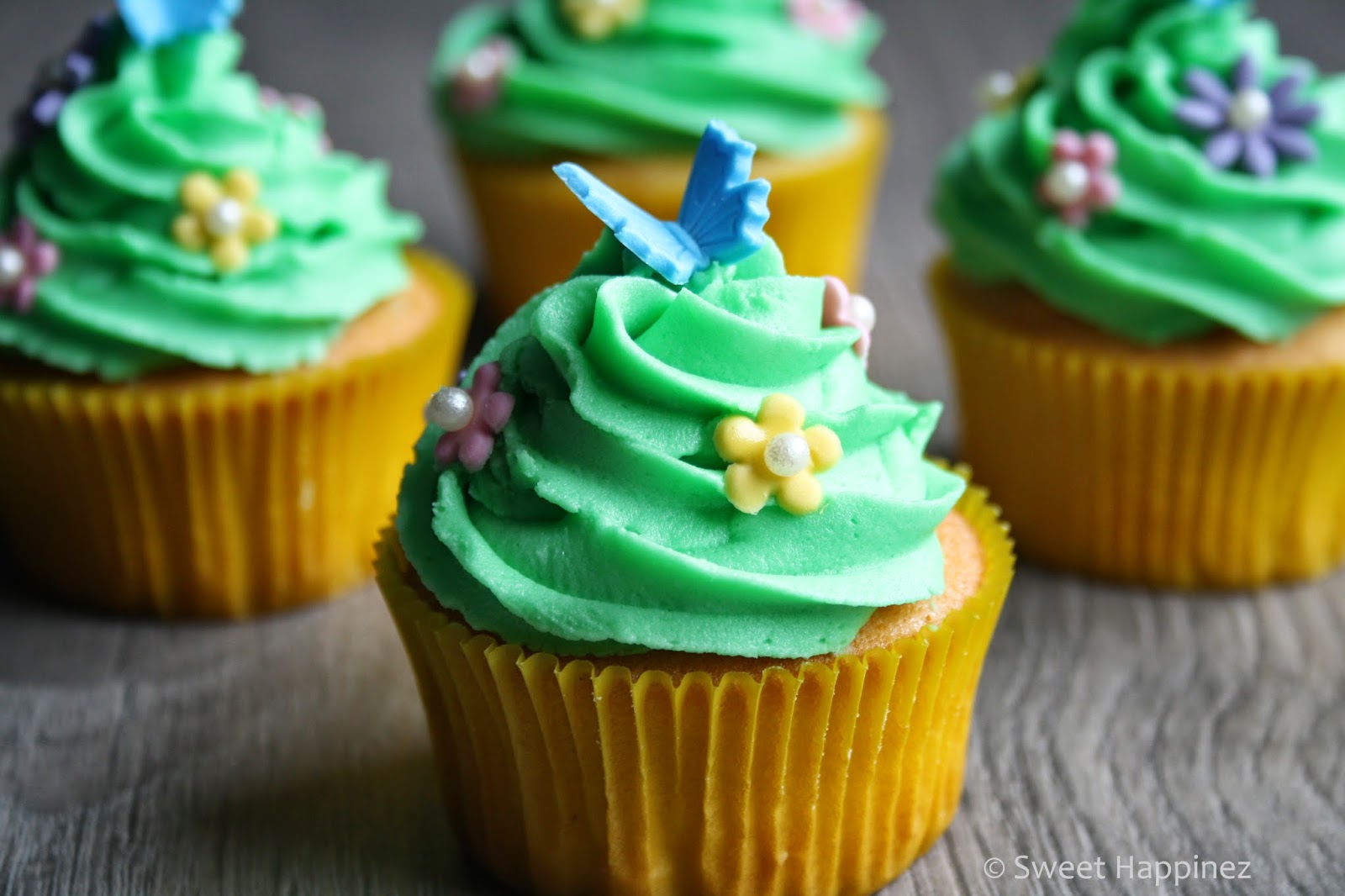 http://2.bp.blogspot.com/-k4vNIWhdcmM/U3KC0n6Uk9I/AAAAAAAACx4/d_X9I_r_SmU/s1600/Vrolijke+Cupcakes.JPG