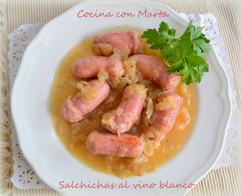 Salchichas al vino blanco