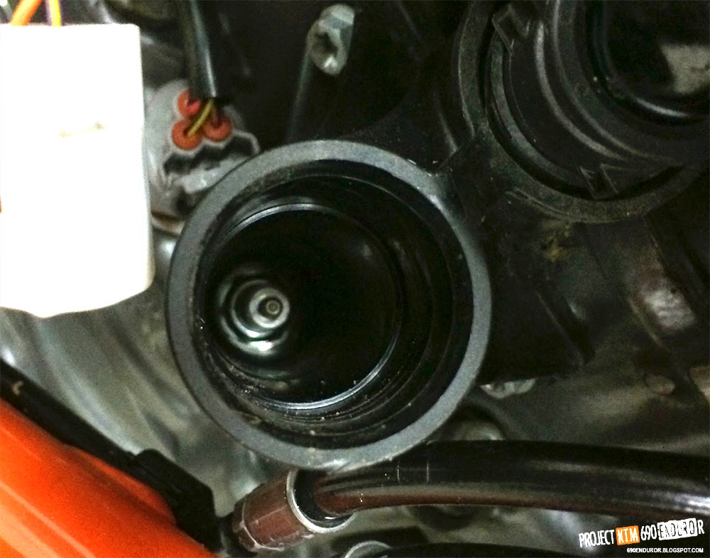 project KTM 690 Enduro R Removing KTM 690 Enduro R spark plugs