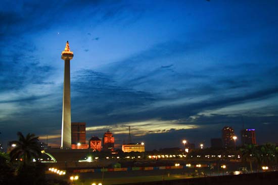 wanita misterius di puncak monas http://sumatracyber.blogspot.com/2014/02/penampakan-wanita-misterius-di-puncak.html