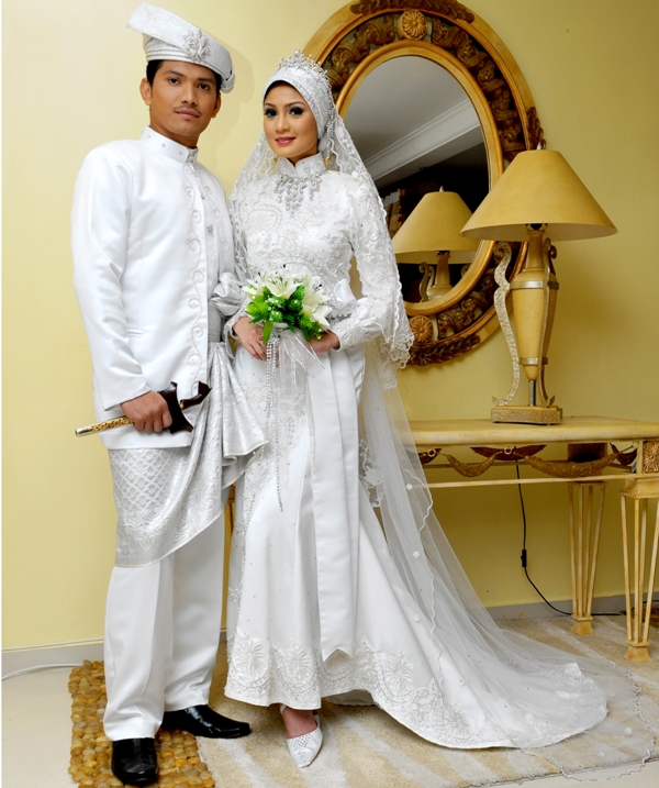 Pengantin perempuan masih lagi mendedahkan auratnya