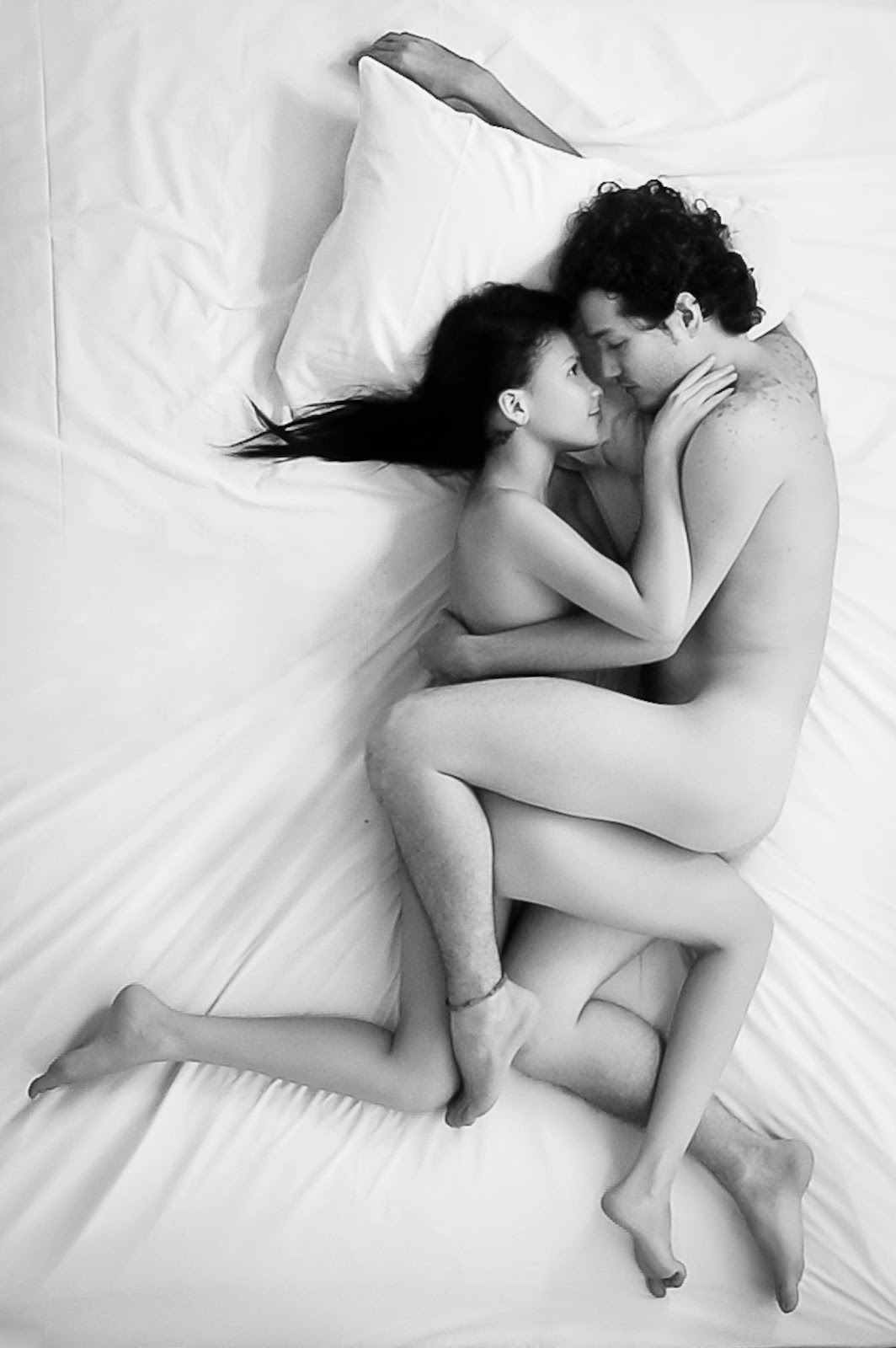 Naked sexy man and sexy woman kissing