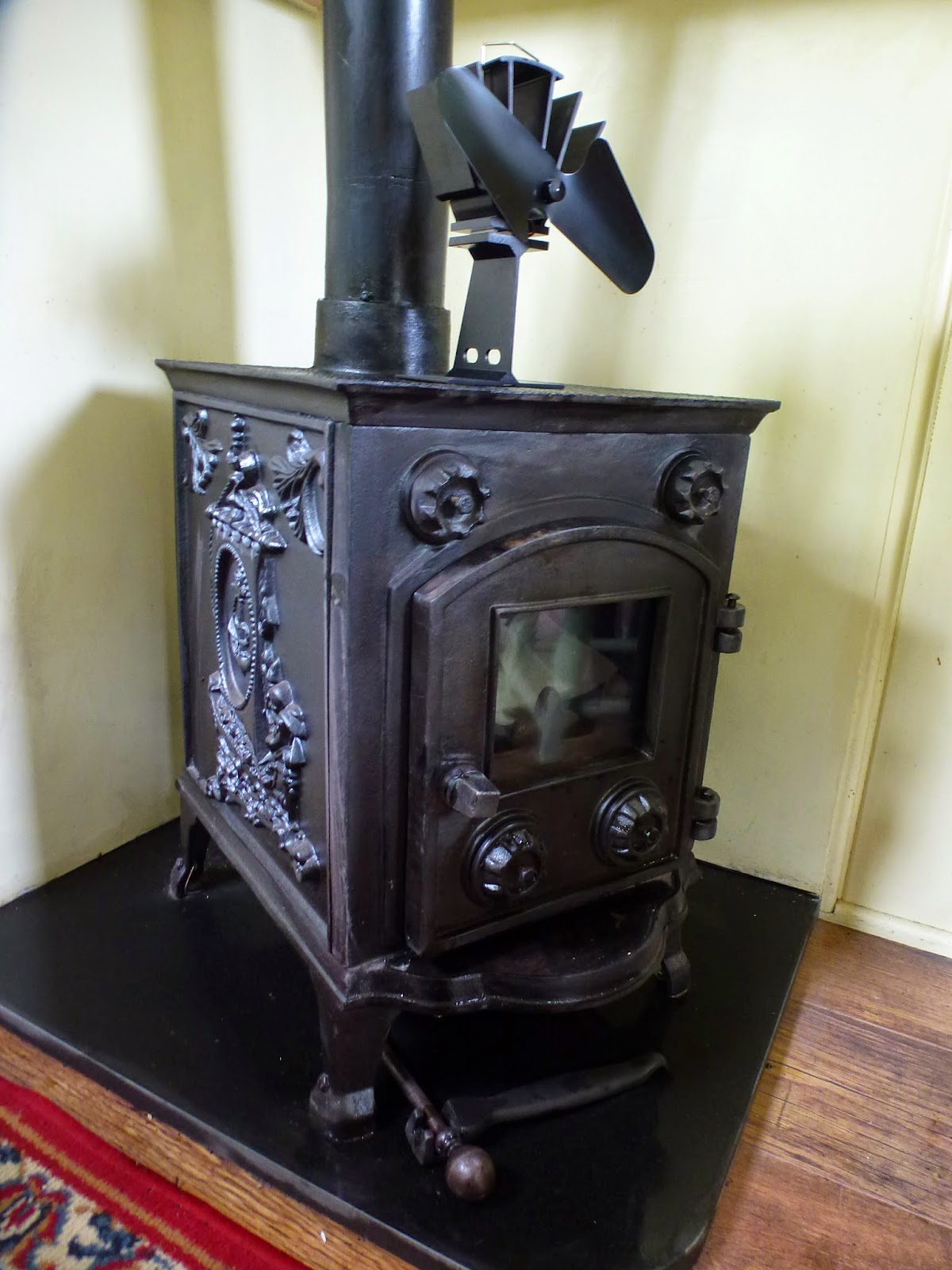 Narrowboat SKYLARK 2 The stove fan on test