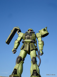 MG MS-06J ザクⅡ Ver.2.0 MS06-JC改修機  全身(シールド・アーマー展開)