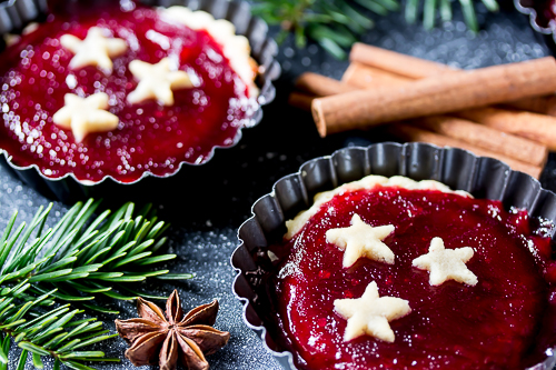 Amalie loves Denmark Himbeer-Tartelettes mit Marzipansternen Amalie loves Denmark Himbeer-Tartelettes mit Marzipansternen