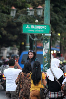 Wisatawan Mancanegara di Yogjakarta Berfoto ria di jalan malioboro