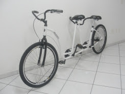 Bicicleta com dois assentos e dois guidões será oferecida gratuitamente pela Faders