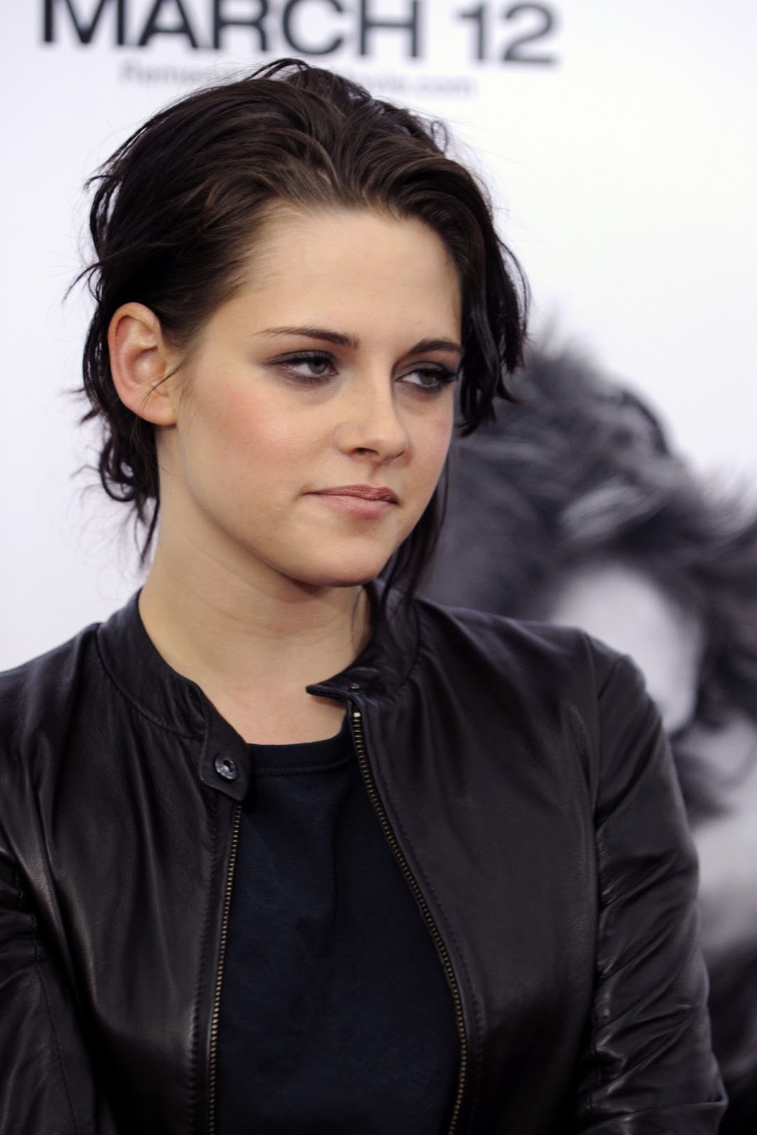 http://2.bp.blogspot.com/-kG-lmcjQrTQ/URlYhXTP6lI/AAAAAAAAFqU/p_M3-xbdRWA/s1600/kristen-stewart-remember-me-premiere-HQ-kristen-stewart-10685301-1708-2560.jpg