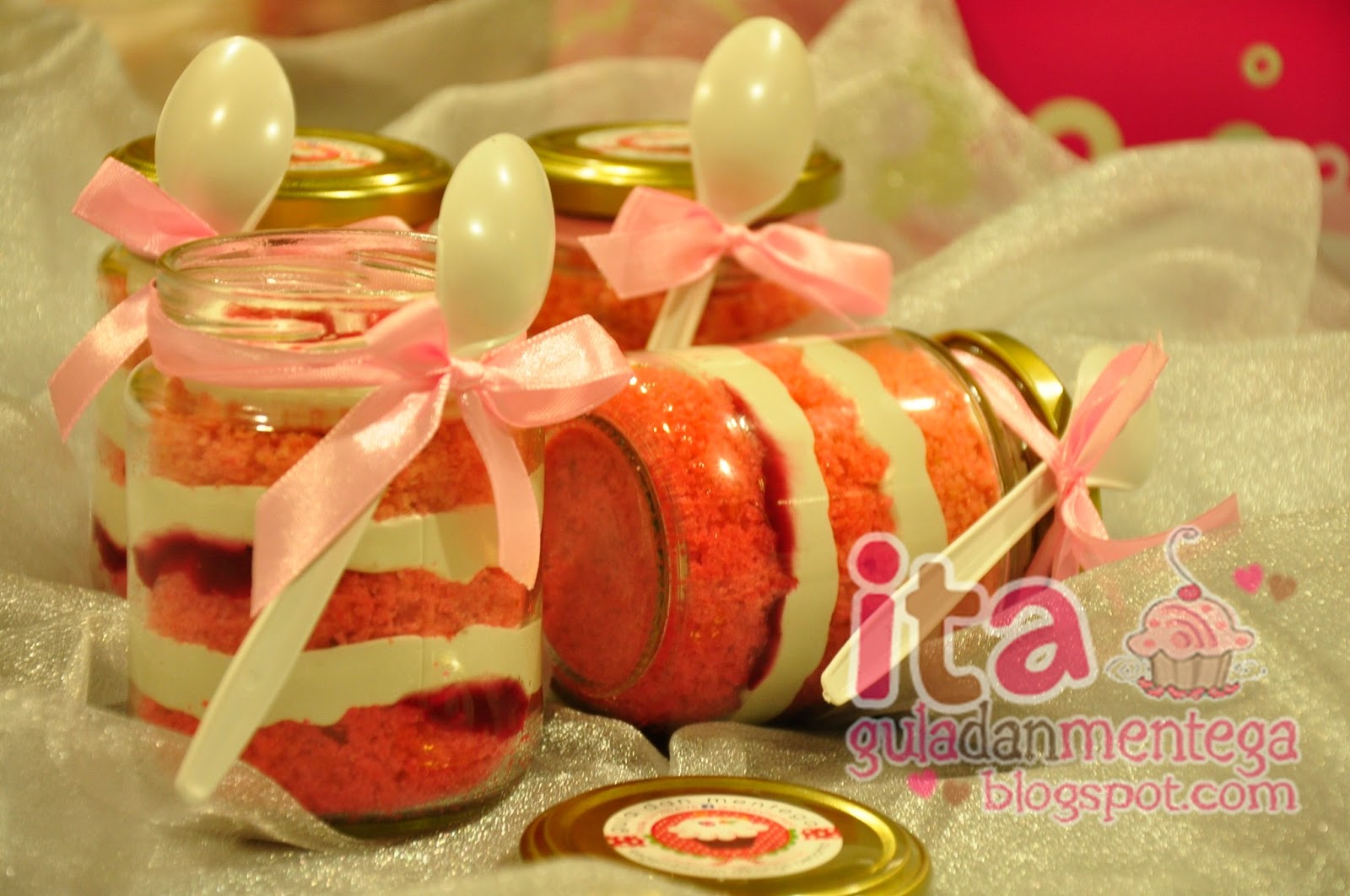 Gula Dan Mentega Pink Ombre Cake In Jar