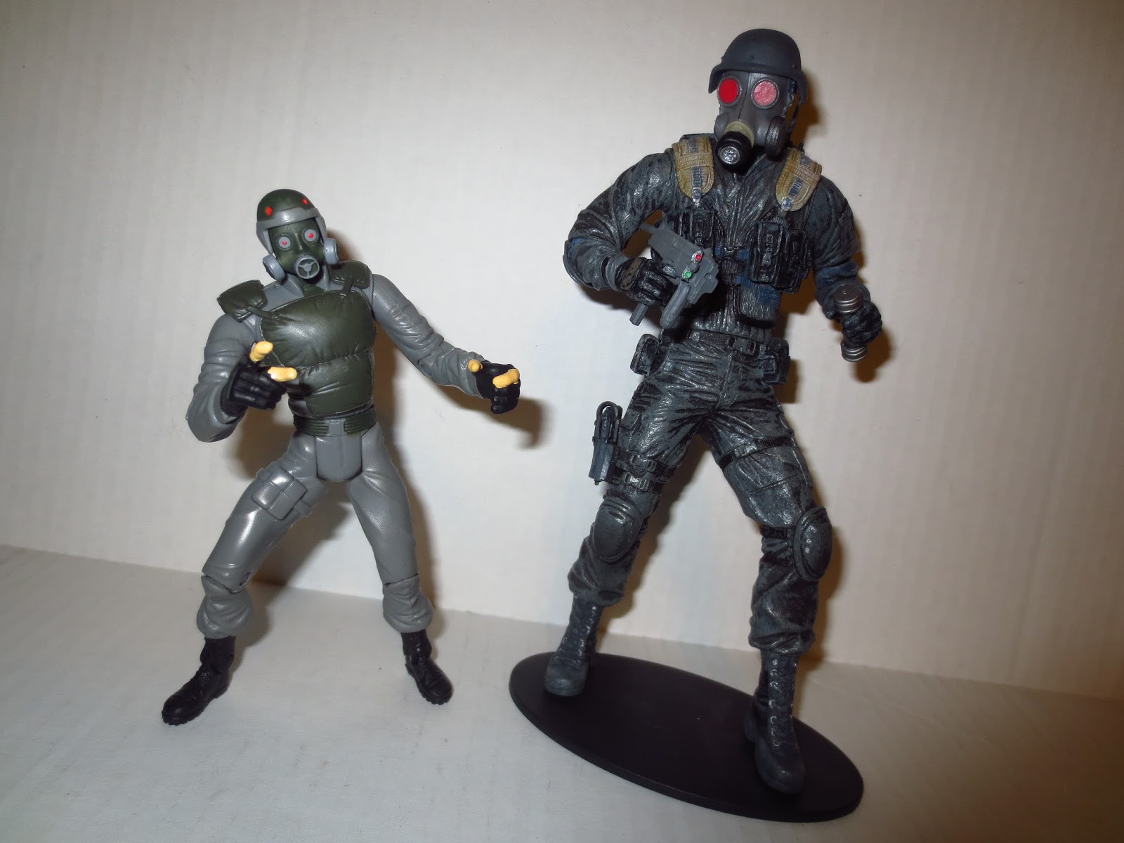 resident evil hunk figure